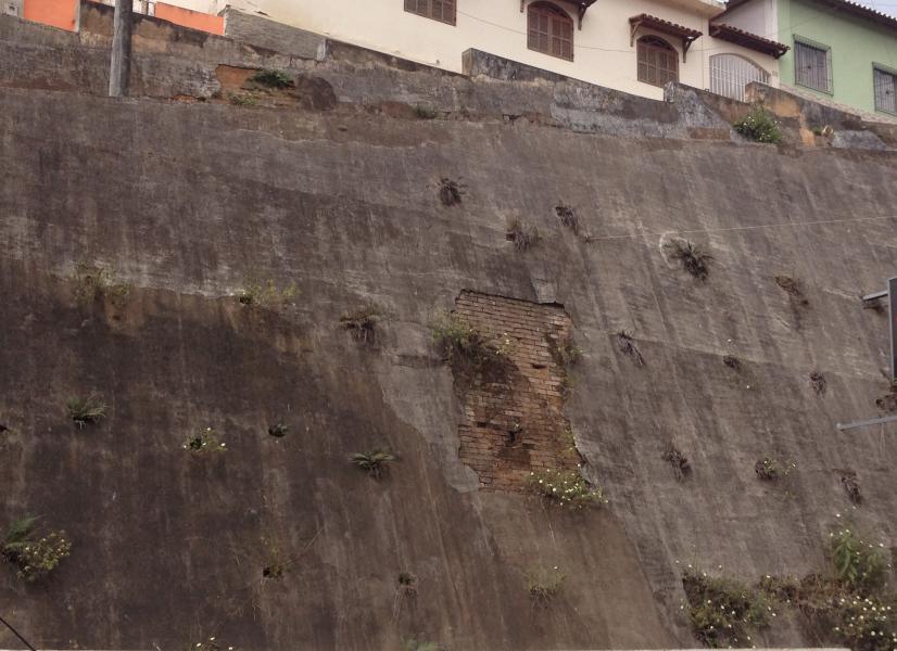 Muro em frente ao Fórum.