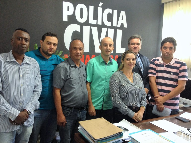 Da direita para a esquerda, vereador Frederico Franco, delegado regional Carlos Roberto de Souza, presidente da Câmara de Manhumirim Sérgio Borel, vice-presidente João da Casa Franco, vereadores Anderson Dedé, Roberto Bob e, à frente, a secretária de Mesa Diretora da Câmara, vereadora Elaine Freire.