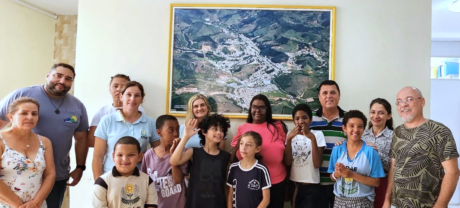 Alunos da APAE-Escola visitaram a Câmara tornando a tarde especial