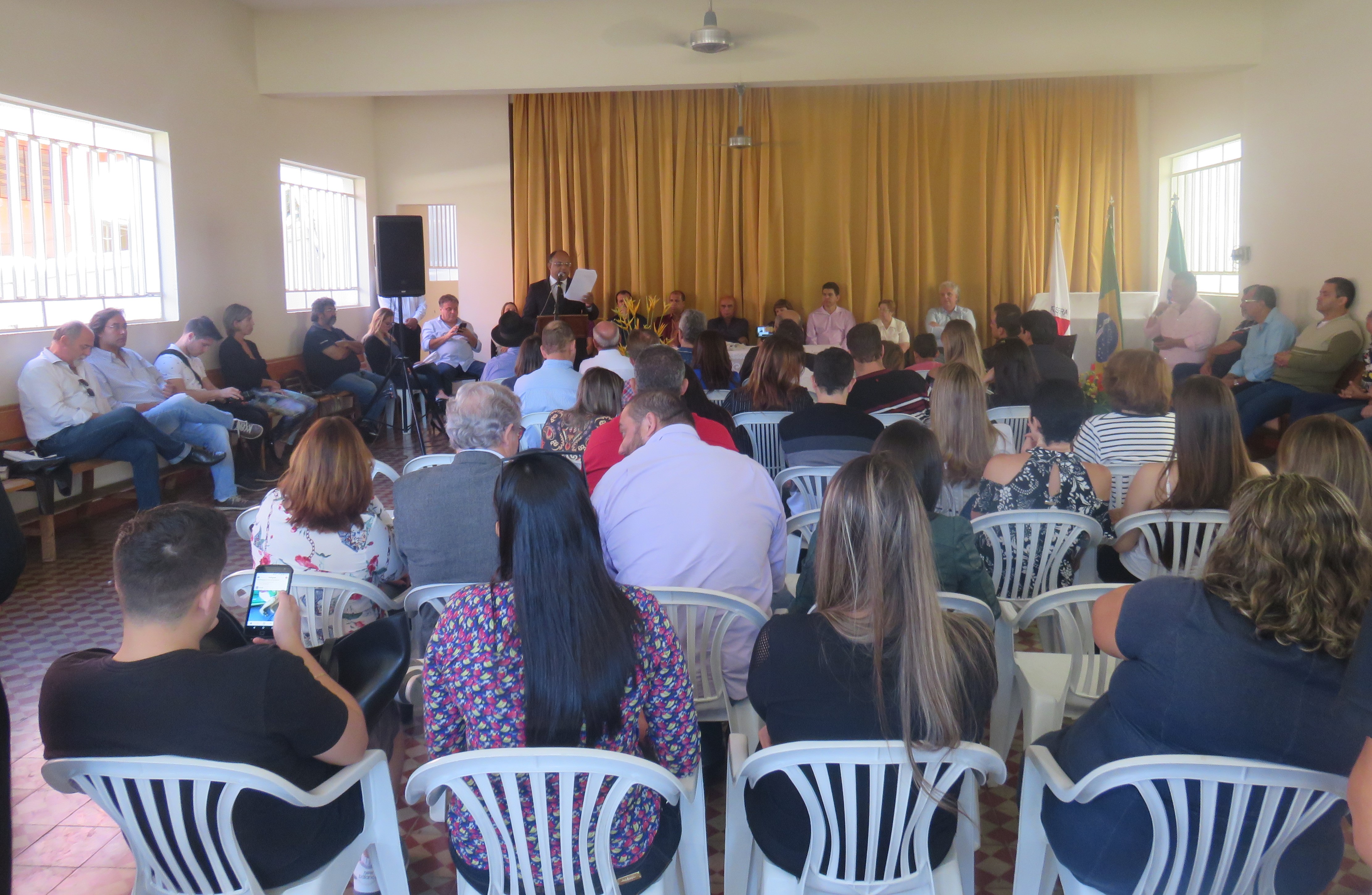 Assinado o termo de abertura da maternidade de Manhumirim