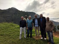 Comitiva percorre estrada de Manhumirim a São João com engenheiro do DER/BH