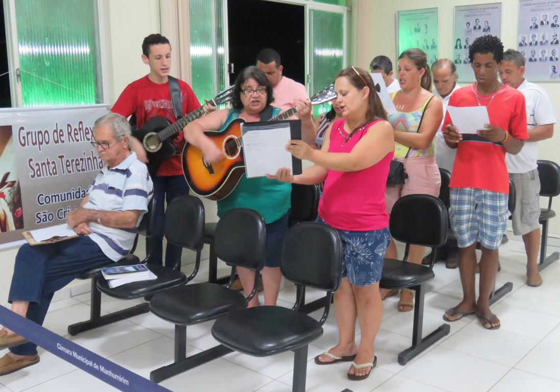 Grupo de reflexão Santa Terezinha leva música e alegria à reunião da Câmara