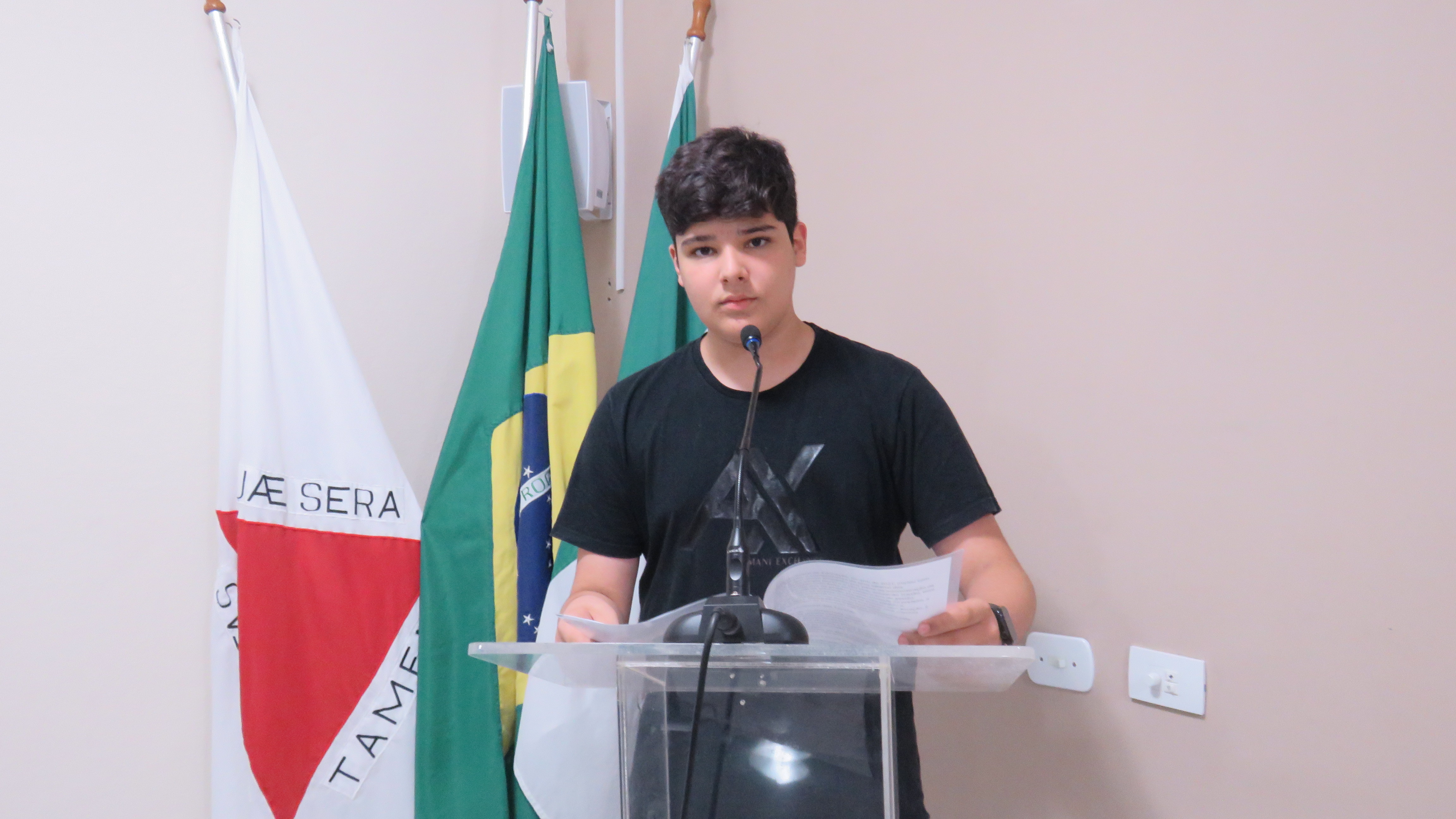 O jovem Gustavo Caetano foi na tribuna da Câmara falar sobre a Educação