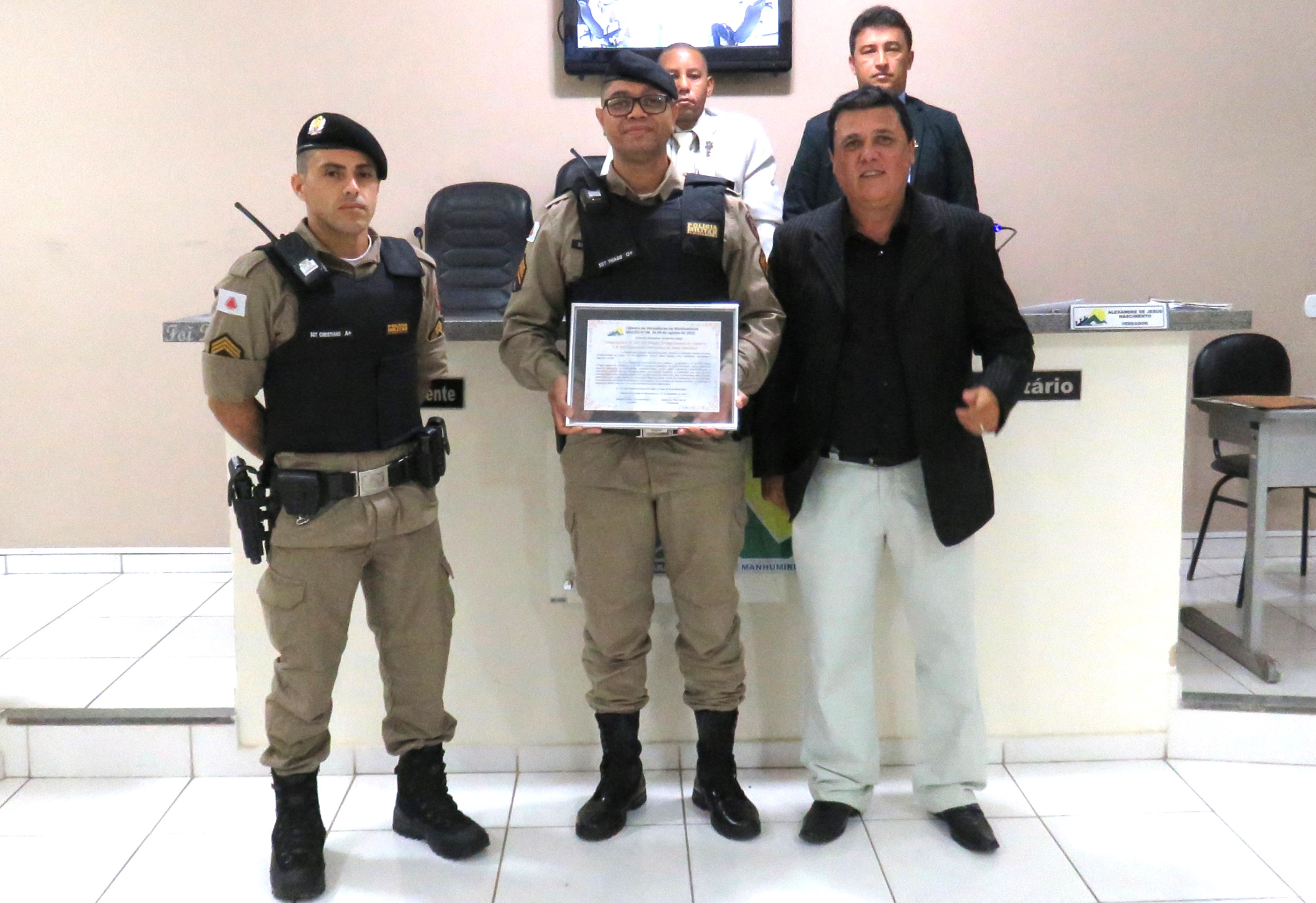 Policiais militares receberam moção de congratulação na Câmara de Manhumirim