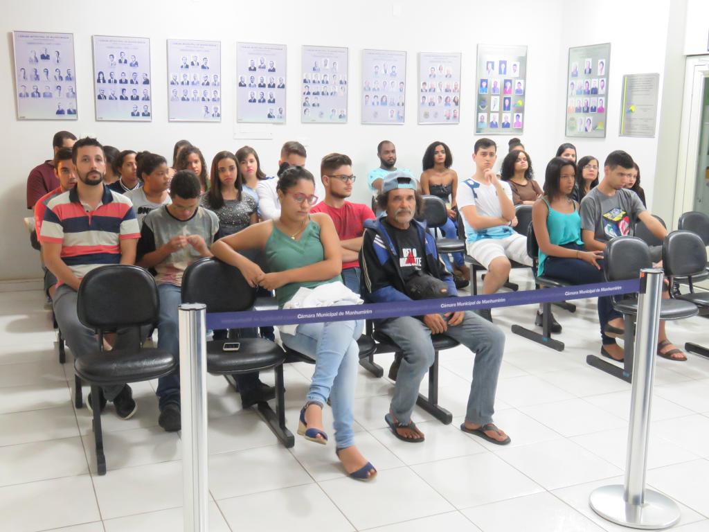 Projeto sobre transporte para universitários é debatido na Câmara