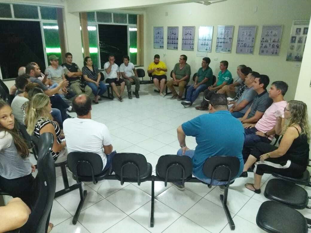 Reunião rápida aconteceu na Câmara na noite deste domingo para somar informações e ajuda